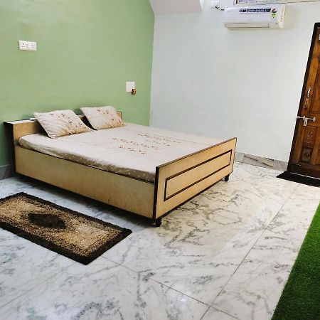 Yellow Homestay - Modern 2Bhk Ac Stay ジャバルプル エクステリア 写真