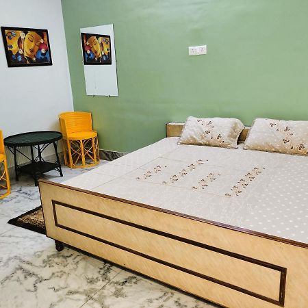 Yellow Homestay - Modern 2Bhk Ac Stay ジャバルプル エクステリア 写真