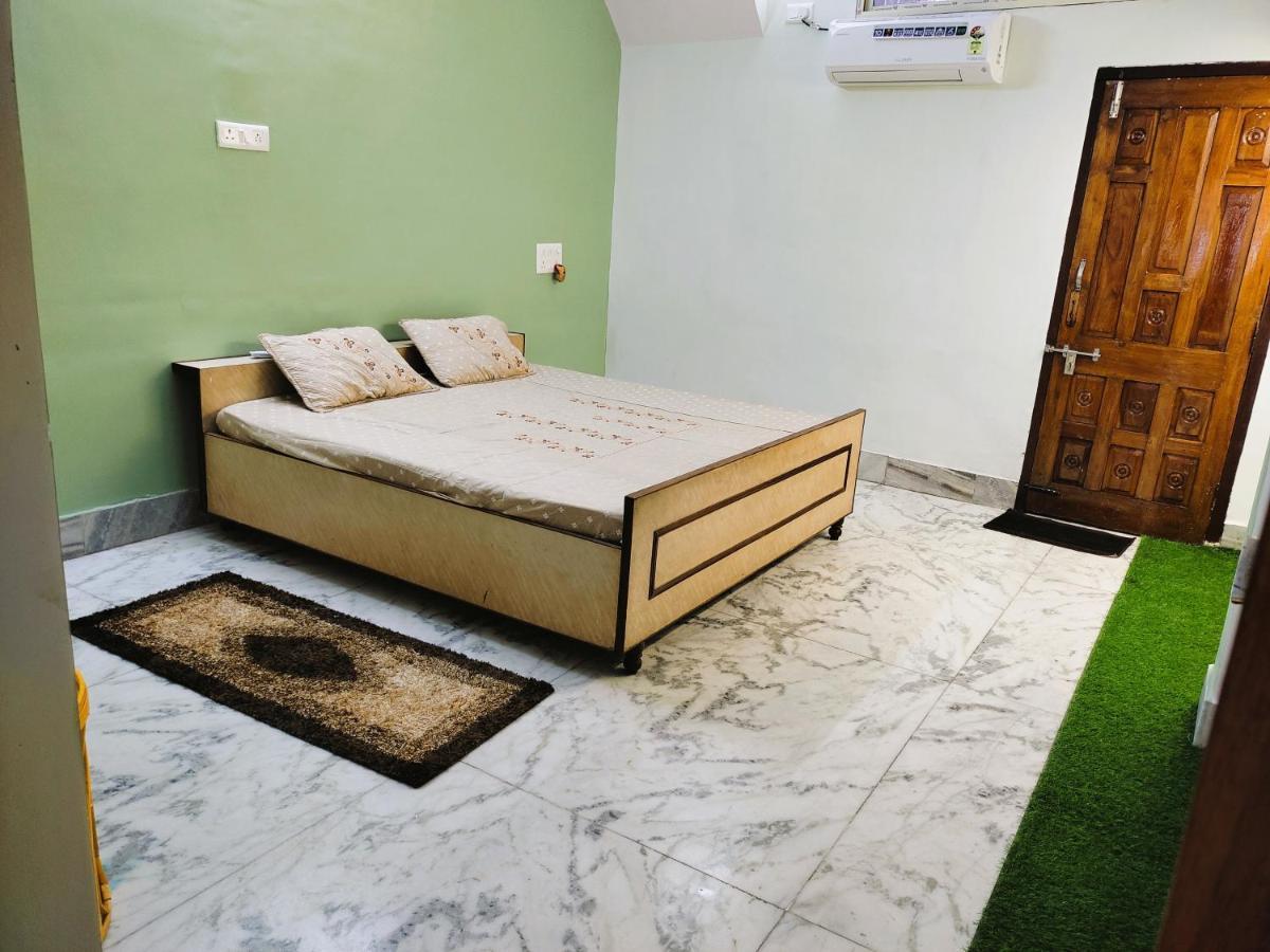 Yellow Homestay - Modern 2Bhk Ac Stay ジャバルプル エクステリア 写真