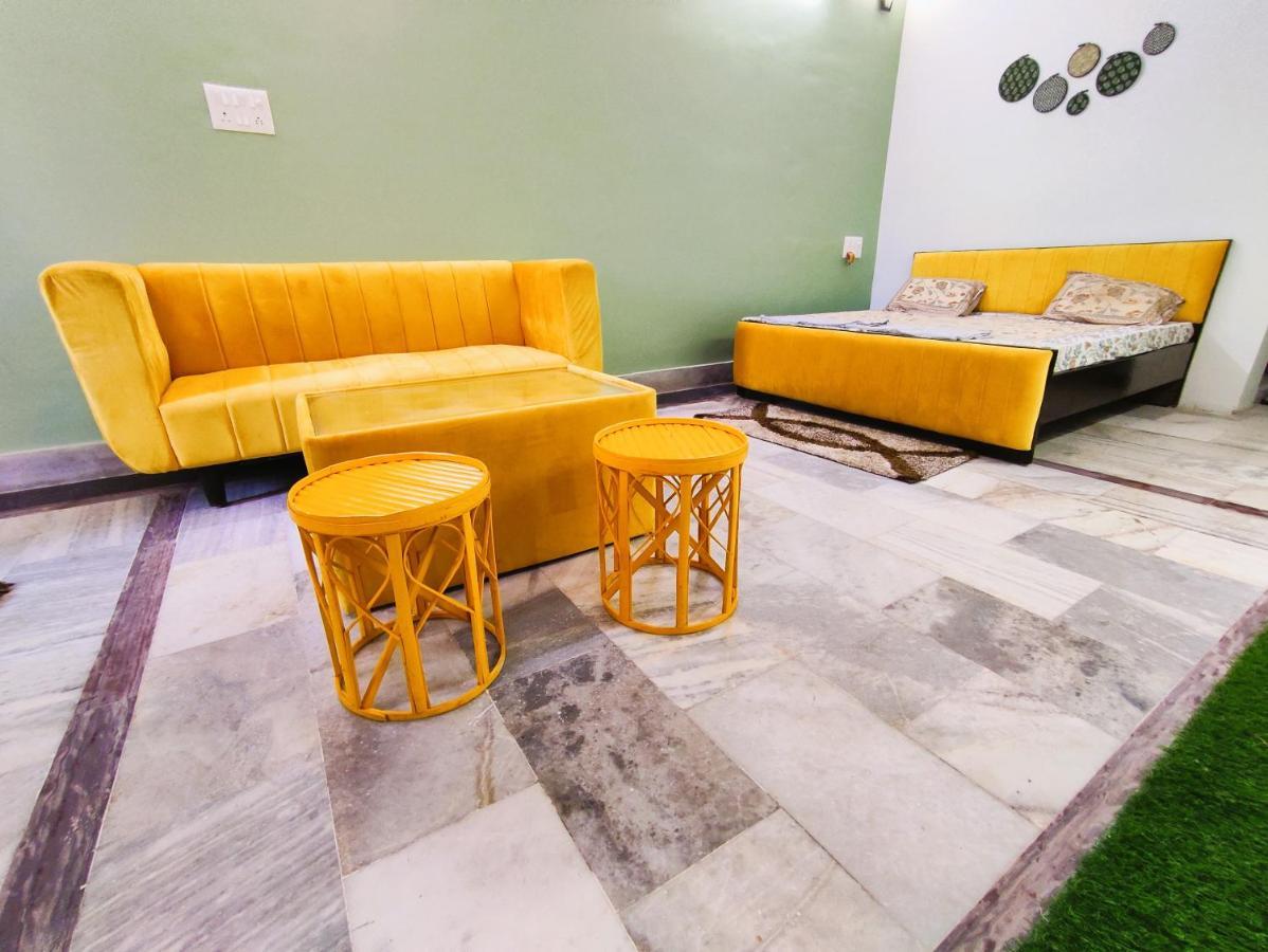 Yellow Homestay - Modern 2Bhk Ac Stay ジャバルプル エクステリア 写真